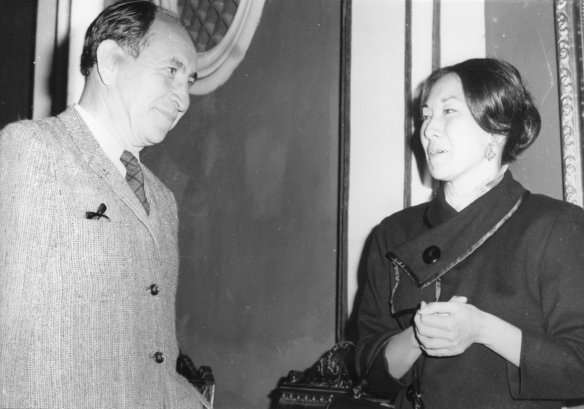 Rosa Fung Pineda y colega en conversación