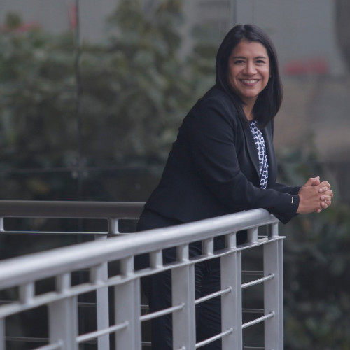 Sonrisa serena de una docente universitaria