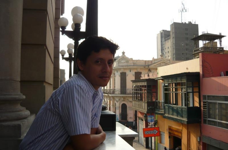 Un balcón con vistas a la ciudad