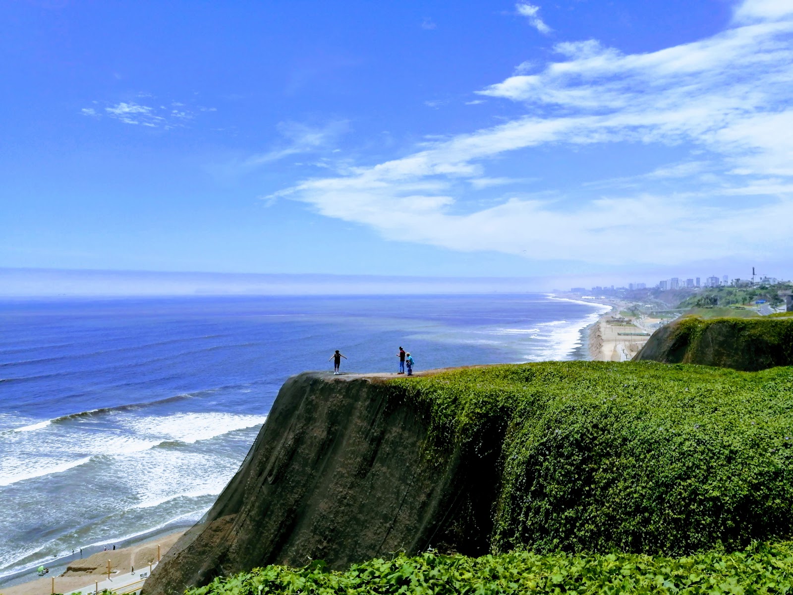 Acantilados verdes de Miraflores con vista al mar