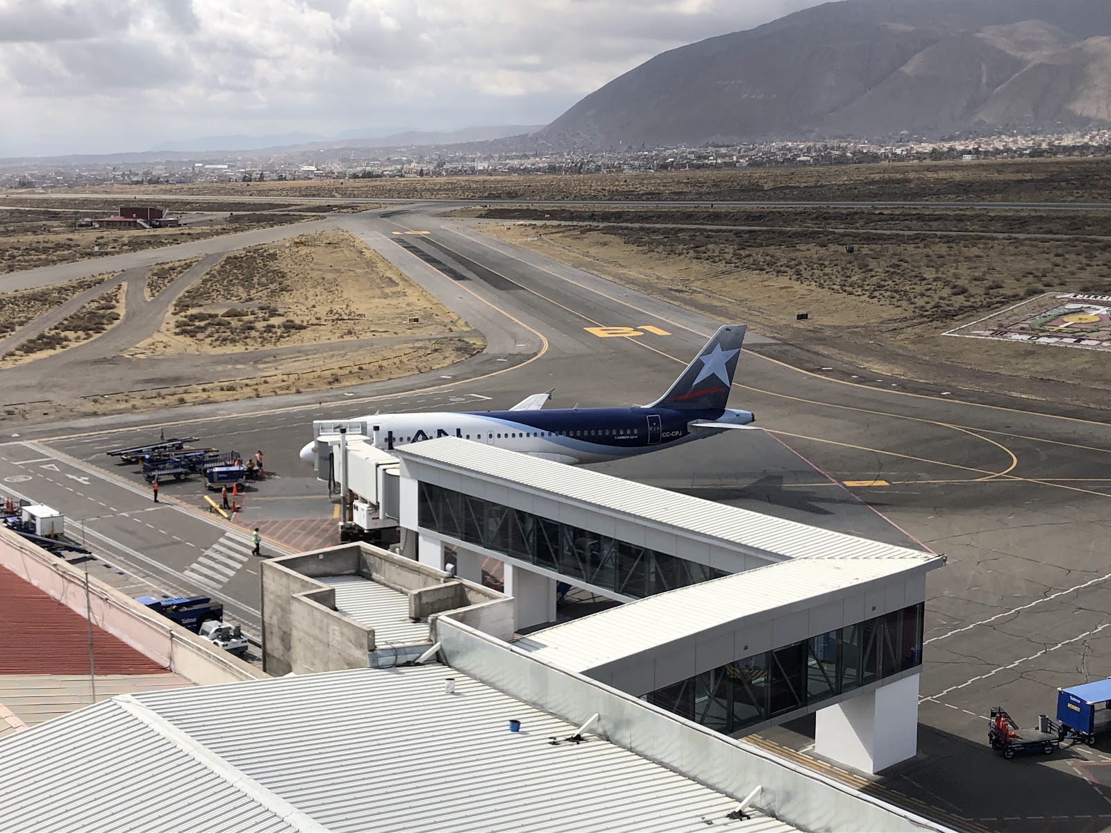 Avión en el Aeropuerto Internacional Alfredo Rodríguez Ballón, Arequipa