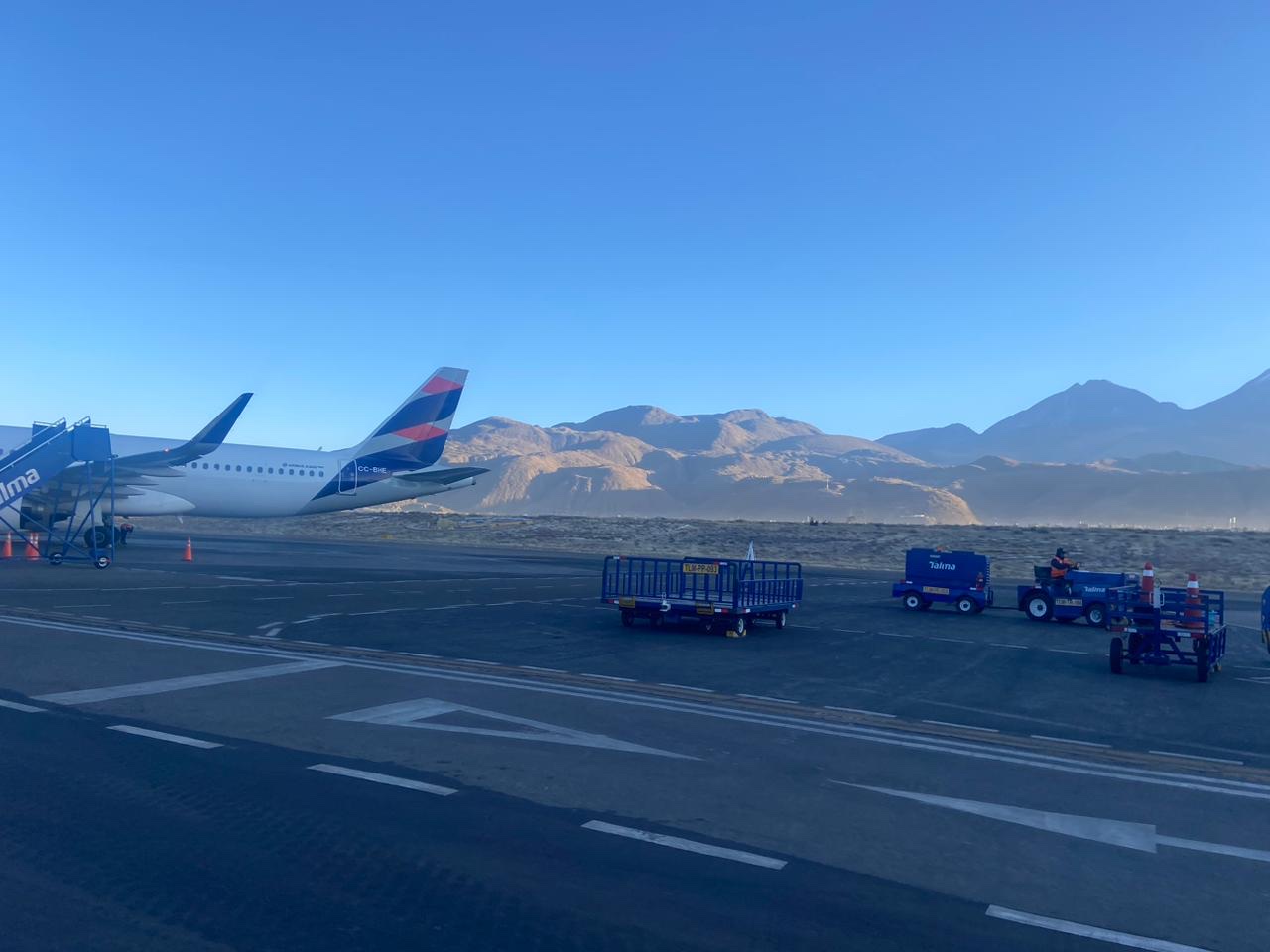 Avión en pista del Aeropuerto Internacional Alfredo Rodríguez Ballón
