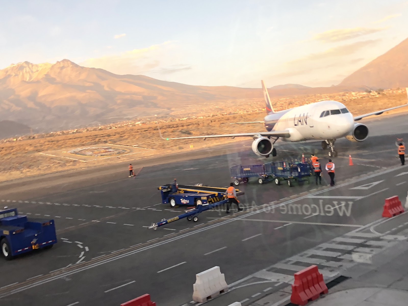 Avión LAN en el Aeropuerto Internacional Alfredo Rodríguez Ballón