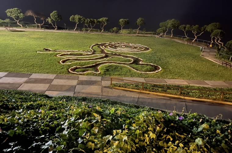 Diseño iluminado en el Parque María Reiche, Miraflores