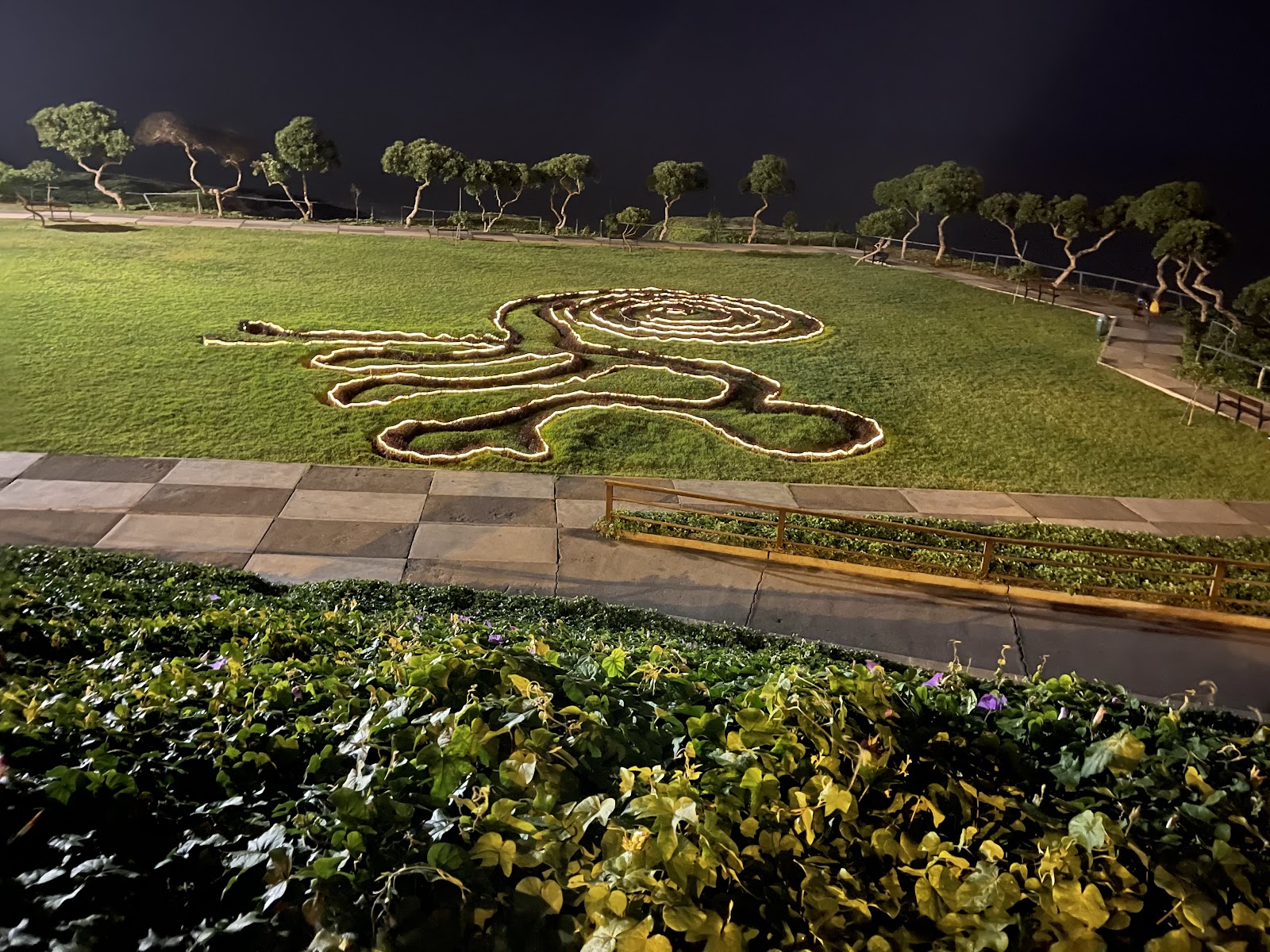 Diseño iluminado en el Parque María Reiche, Miraflores