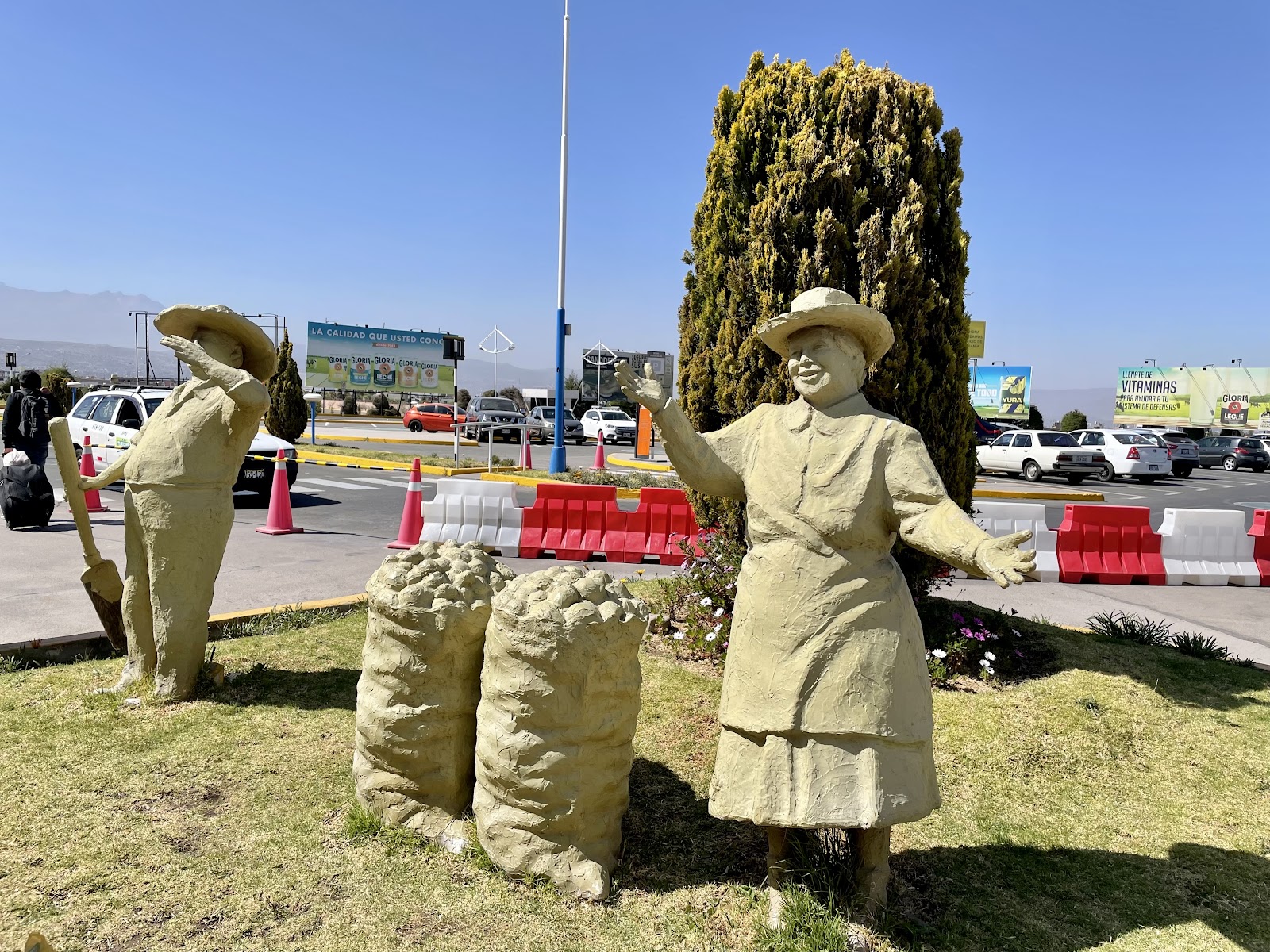 Esculturas de campesinos en el Aeropuerto Internacional Alfredo Rodríguez Ballón