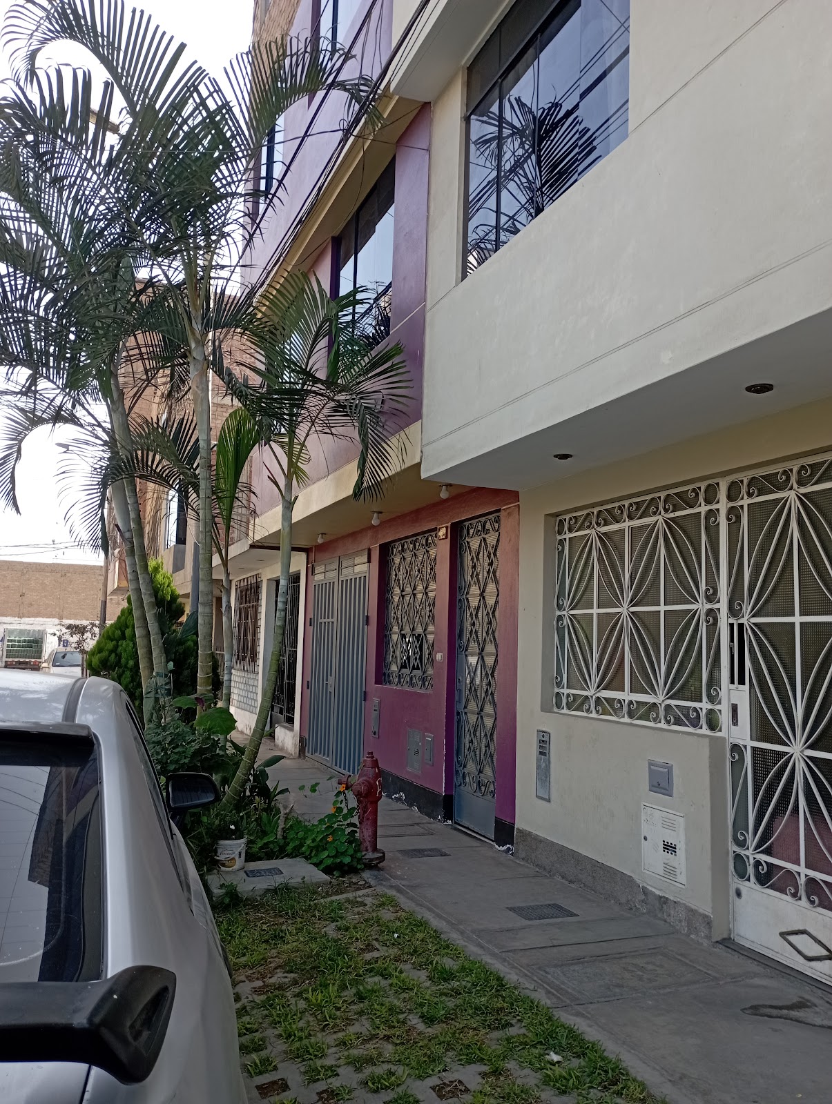 Fachadas de casas residenciales en Callao, Perú