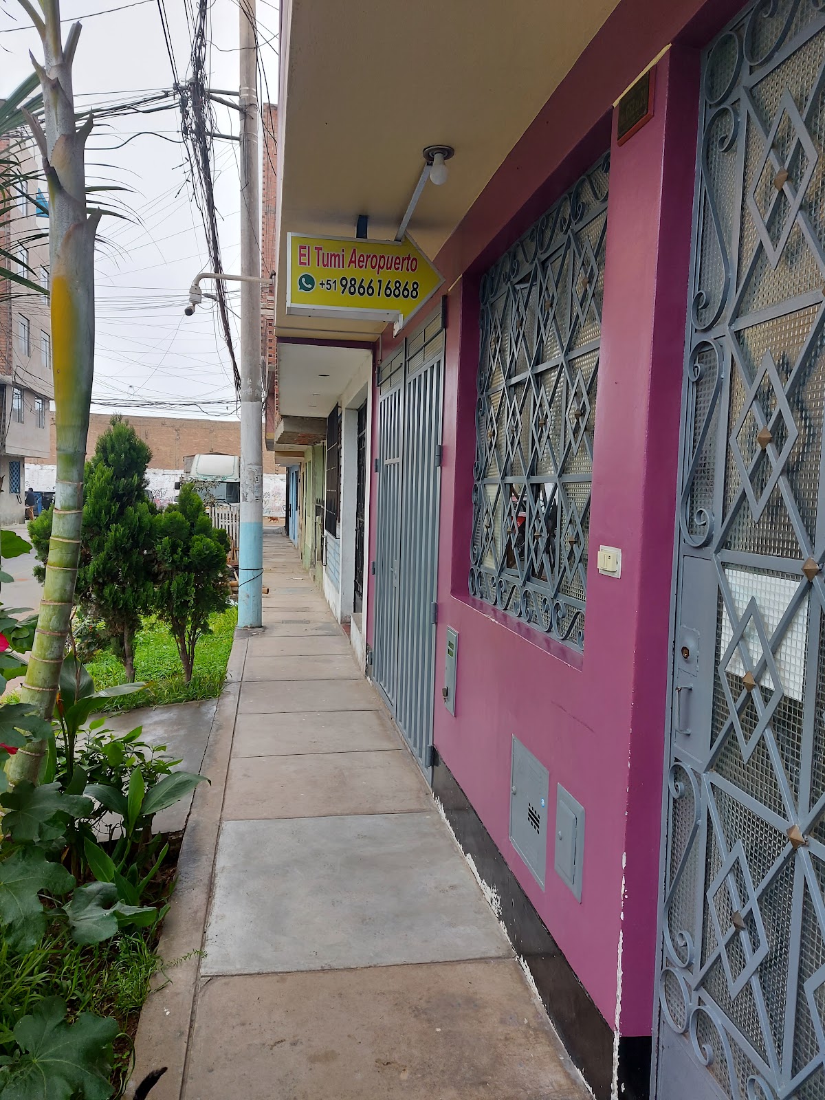 Hotel El Tumi Aeropuerto: Fachada y acera en Callao, Perú