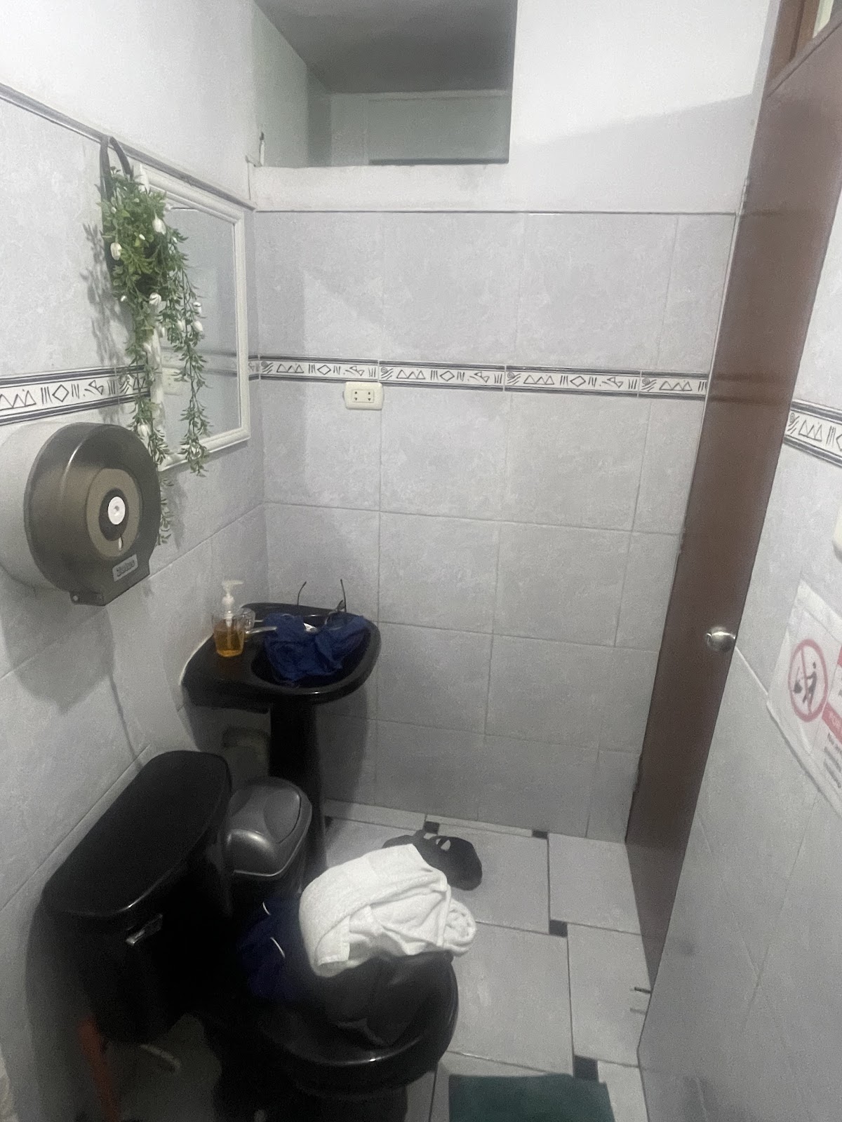 Interior de baño en Hotel El Tumi, Callao, Perú