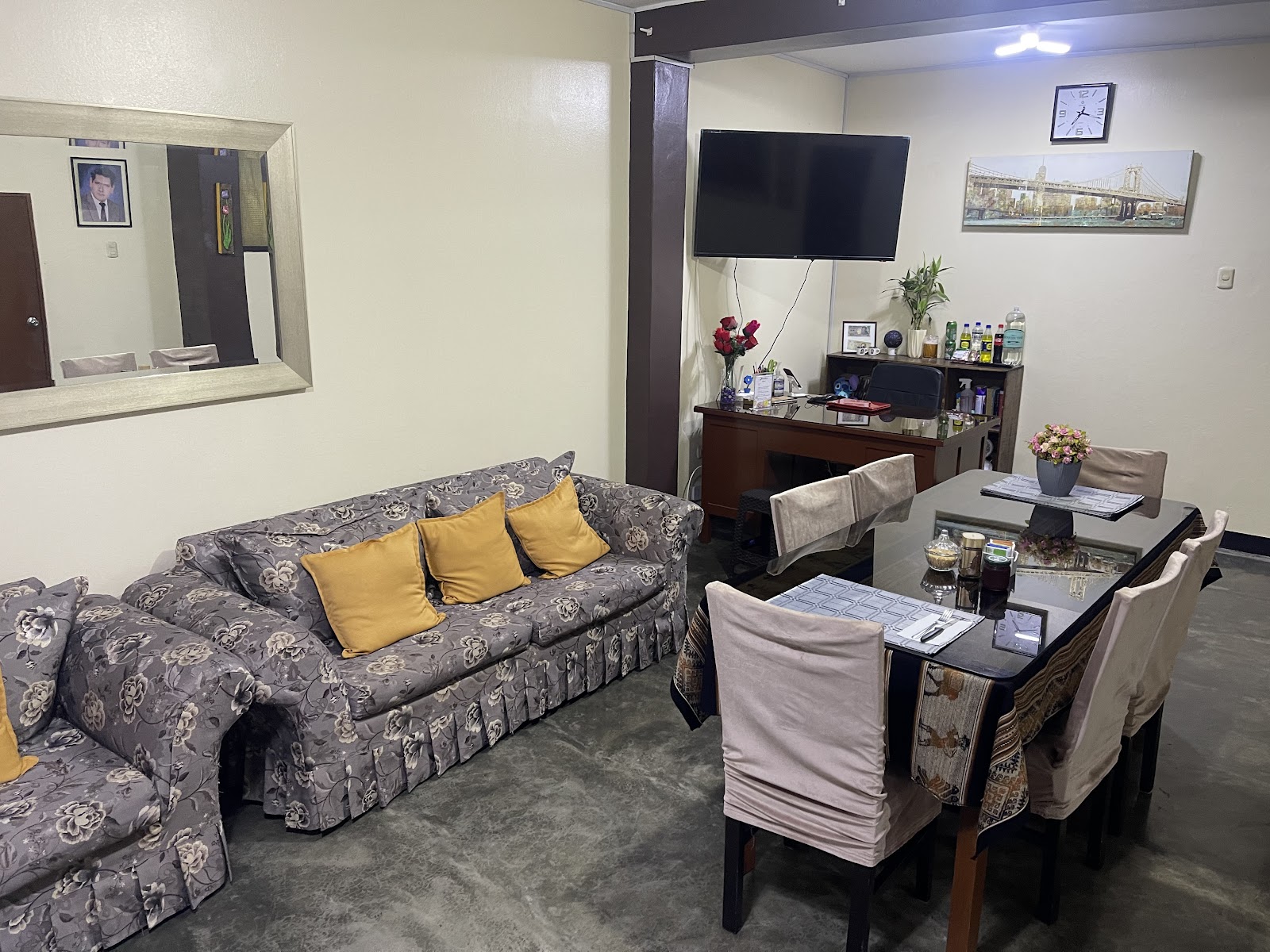 Interior de una habitación en el Hotel El Tumi