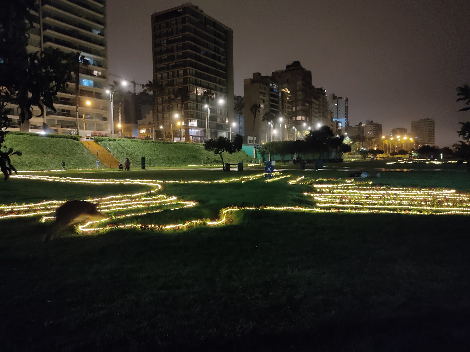 Parque iluminado en Miraflores, Perú, durante la noche