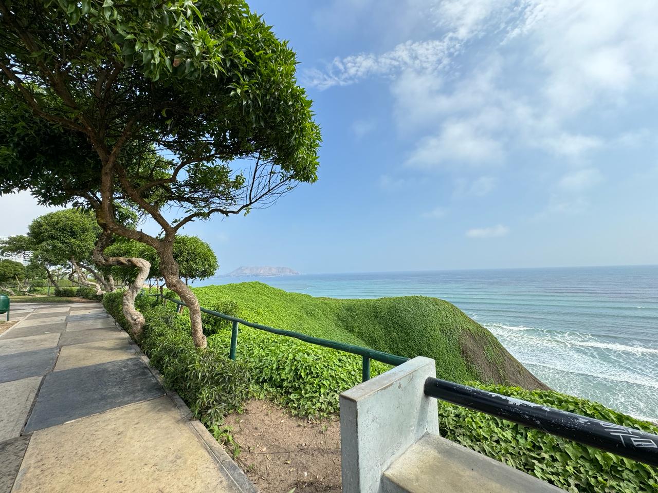 Vista panorámica del Parque María Reiche en Miraflores, Perú